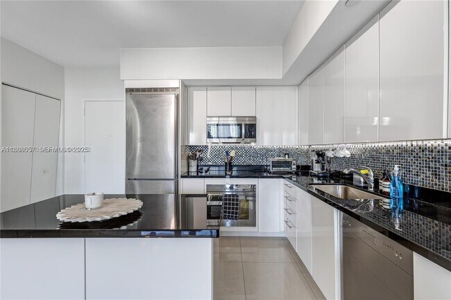 Photo - 92 SW 3rd St Unidad 3012