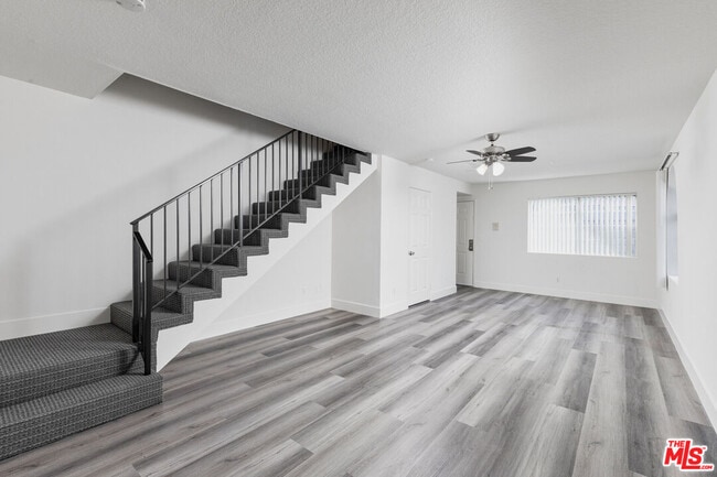 Building Photo - 6616 Sylmar Ave Unit 1