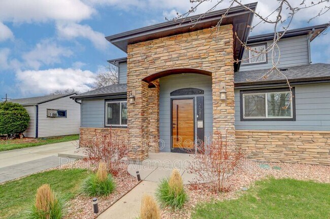 2581 S Hazel Ct