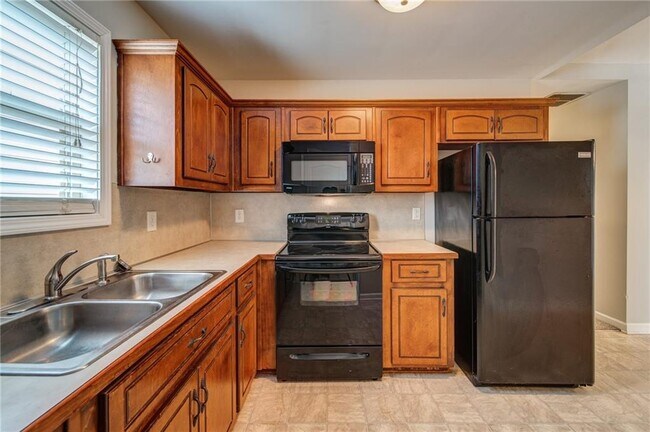 Photo - 137 Cypress Ct