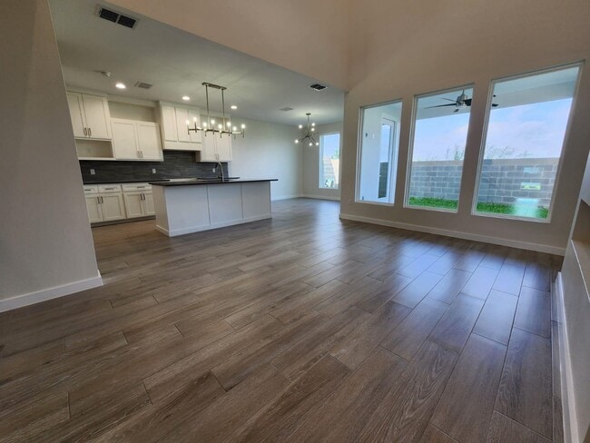 Photo - 7506 Cresta Bella St
