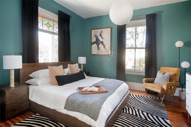 Photo - 235 Elizabeth St NE