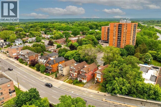 Photo - 738 King St W