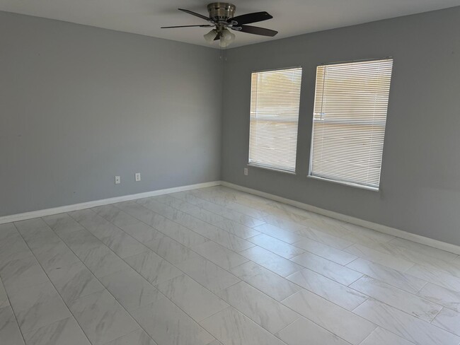 Photo - 107 NW Curtis St