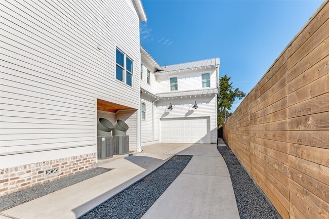 Photo - 709 E 13th St