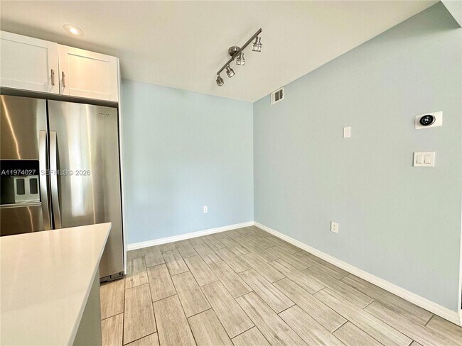 Photo - 251 Palm Cir W Unidad 302