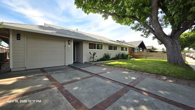 Building Photo - 1423 Blackfield Dr