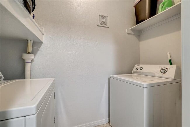 Building Photo - 2515 Pearl St Unit 210