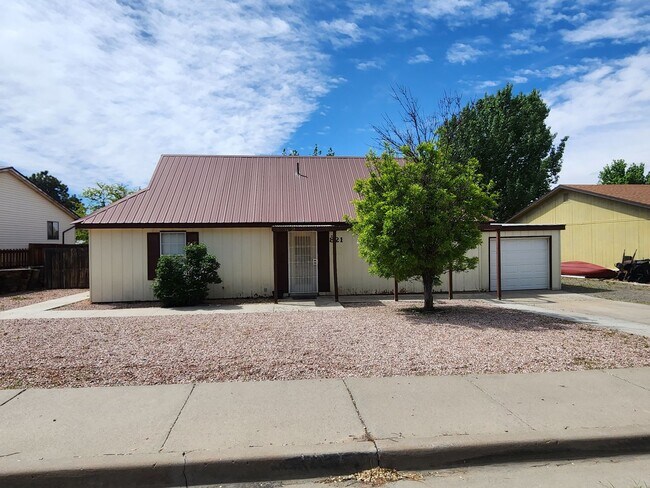 Building Photo - 2 Bedroom Home Located in Bloomfield