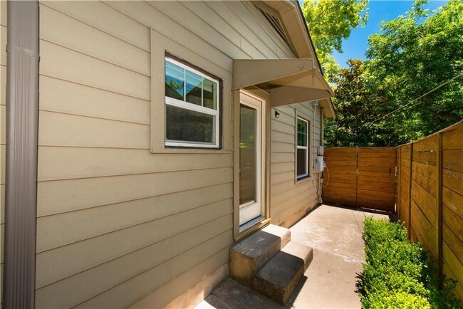 Photo - 906 E 53rd St