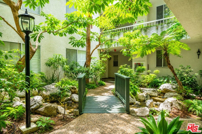 1375 Kelton Ave Unit 104