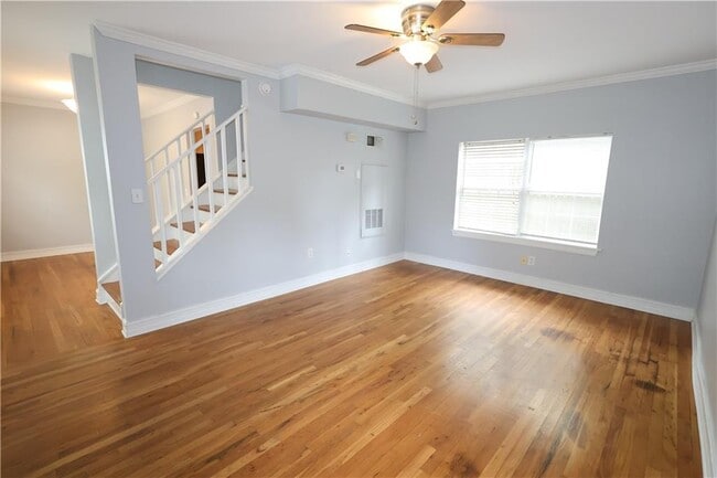 Photo - 285 Oxford Pl NE