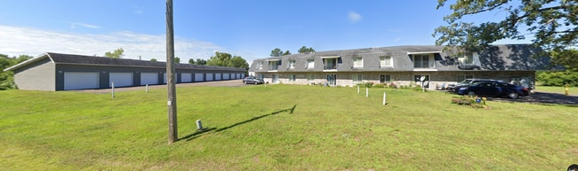 Large 2 Bedroom, 1 1/2 Bathroom Apartment - Lower Level End Unit - Large 2 Bedroom, 1 1/2 Bathroom Apartment - Lower Level End Unit Unit 6