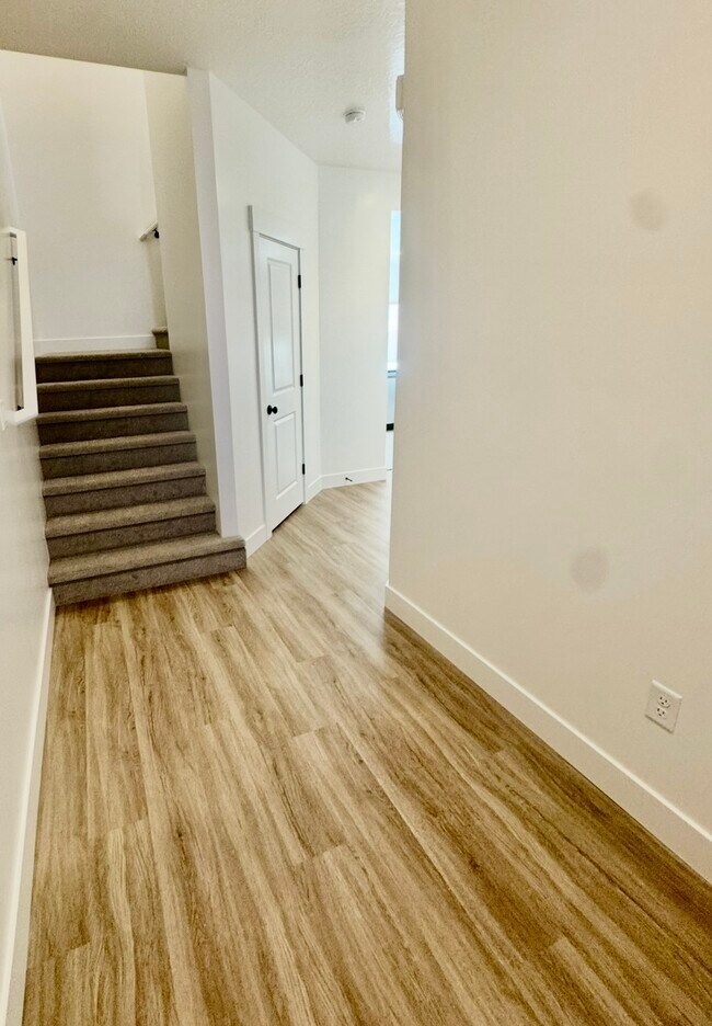 5706 S Weehawken Ln