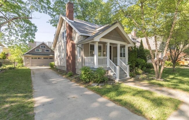 Building Photo - Heart of Royal Oak's most desirable neighborhood - Available NOW!