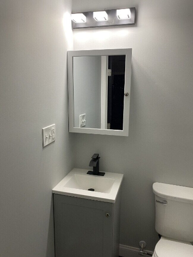 2501 Linden Ave Unidad BC W/ BATH AVAILABLE $850 C