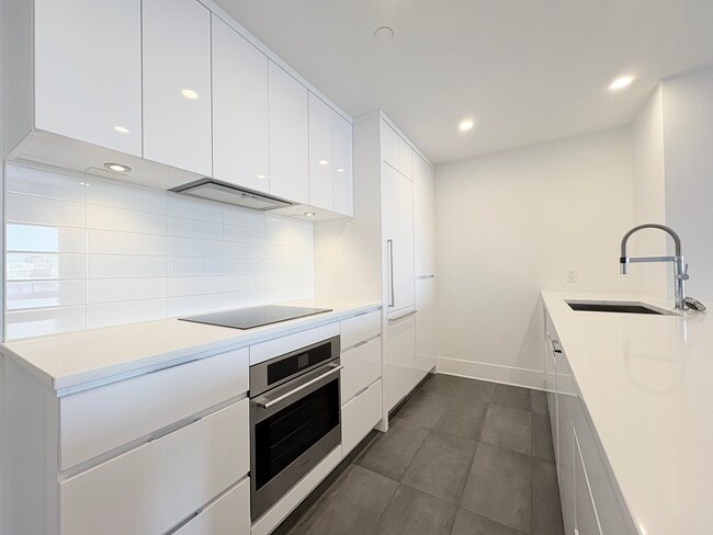 Building Photo - 360 Rue Atateken Unit 512