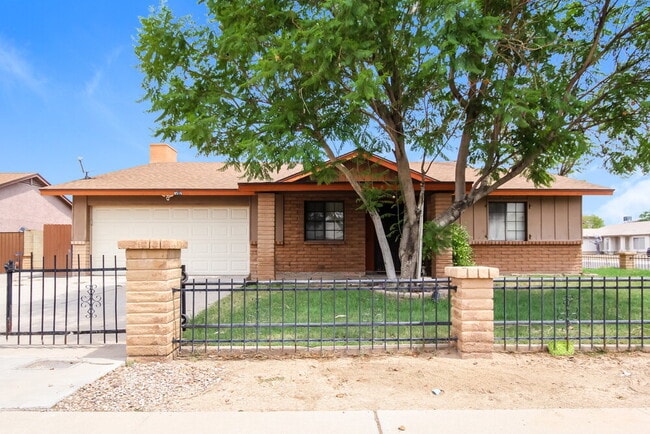 Building Photo - 8516 W Roma Ave