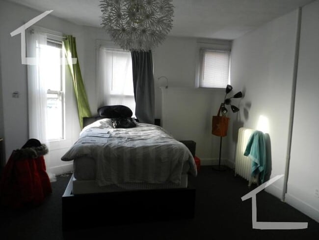 Building Photo - 4 Bed 2 Bath available now