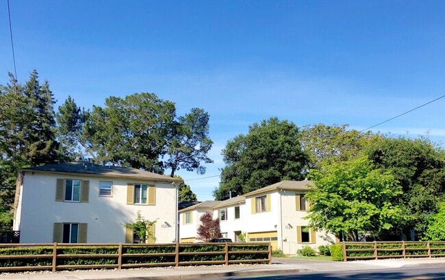 Laurel Oaks Apartments