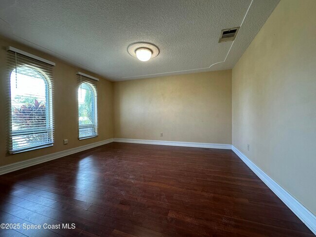 Photo - 1084 Herne Ave NE