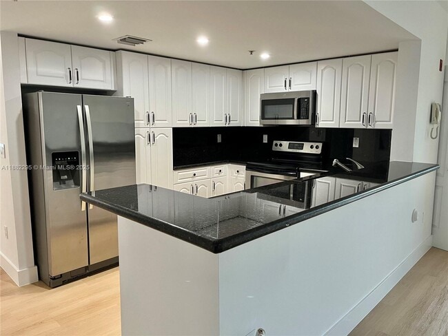 Building Photo - 120 SW 37th Ave Unit 306 Rental