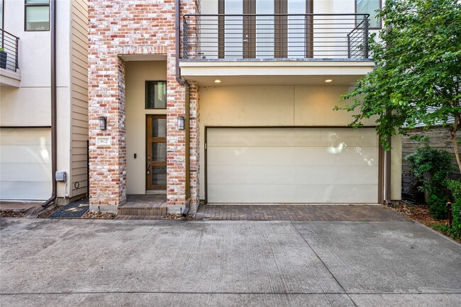 Building Photo - 802 W Drew St