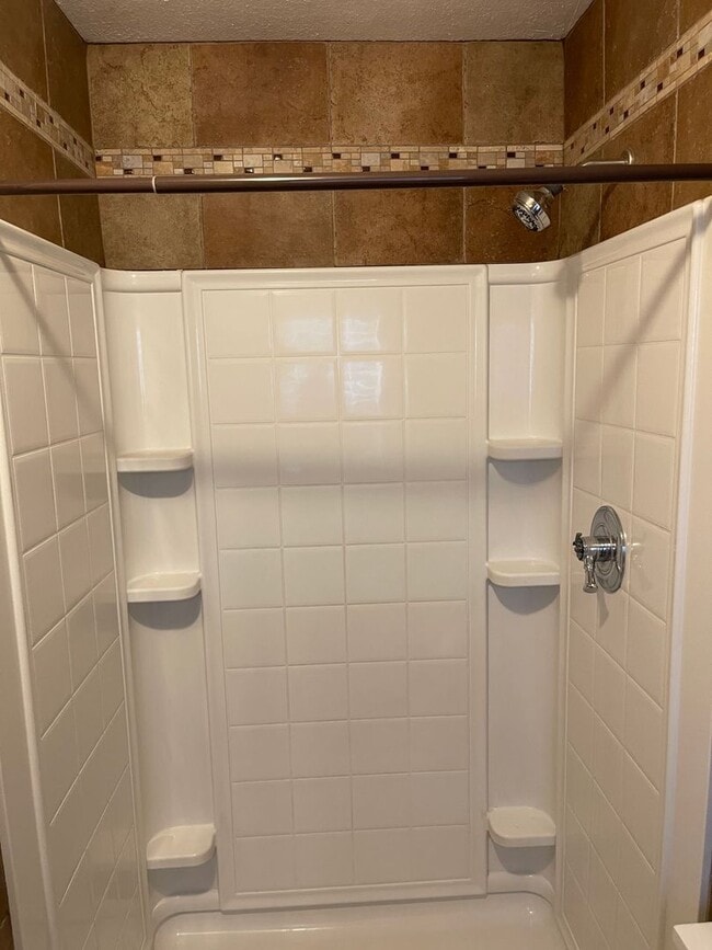 Spacious home in desirable location! - Spacious home in desirable location!