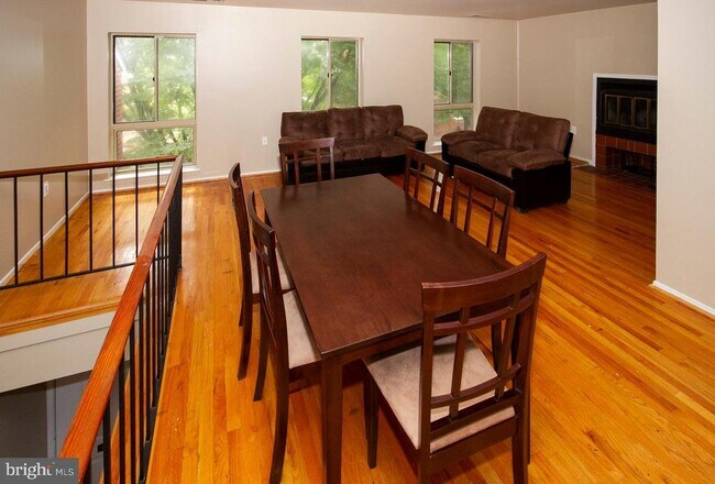 Photo - 10 W Lee St Unit R72