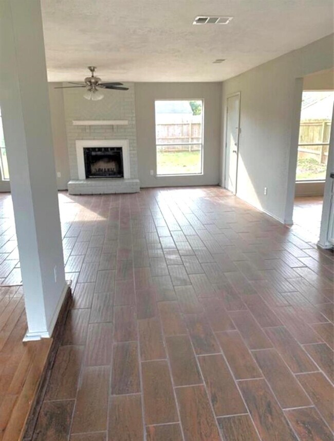 Building Photo - 7511 Flair Oaks Dr Rental