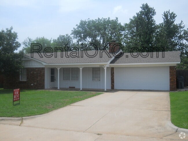 Building Photo - Charming home in The Village