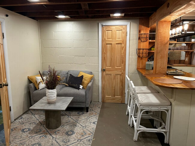 Photo - 10166 Glebe Rd