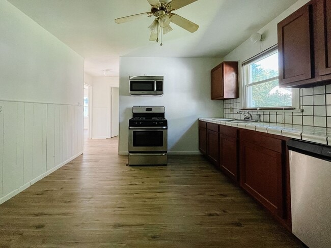 Building Photo - 2 Bedroom Home, Fenced in Backyard + Garage! Available soon!