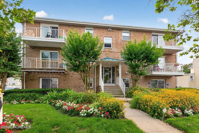 Building Photo - 300 7th Ave Unit 8