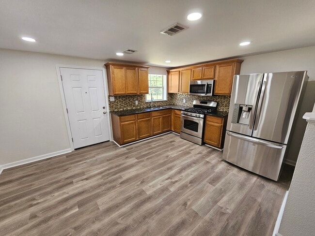 Building Photo - 1150 Hawthorn Dr Rental