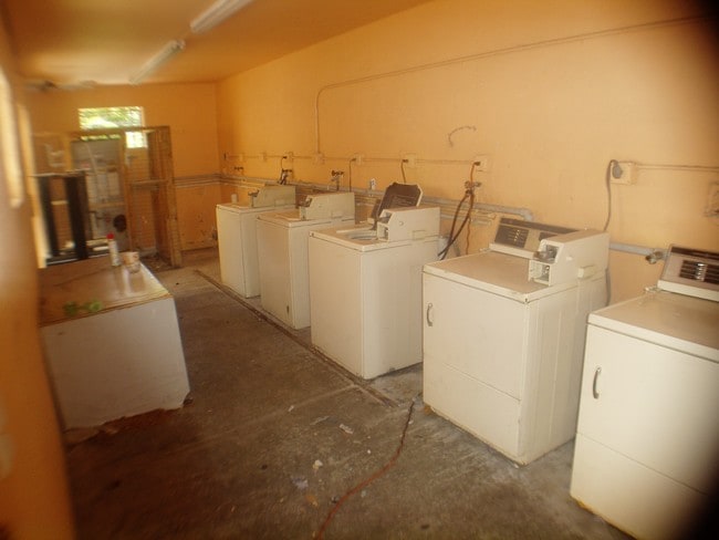 Laundry Facilities - Manhattan II