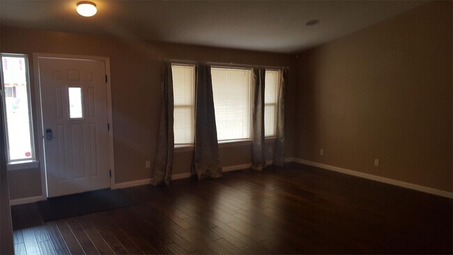 Photo - 902 Happy Ln