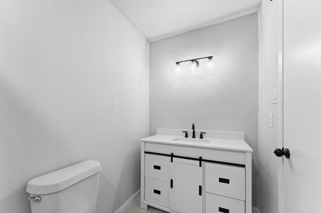 Building Photo - 2 Dewthread Ct