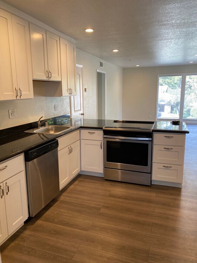 Photo - 2078 Donald Dr