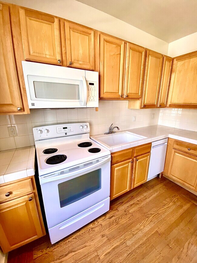 Kitchen - 150 17th St Apartments