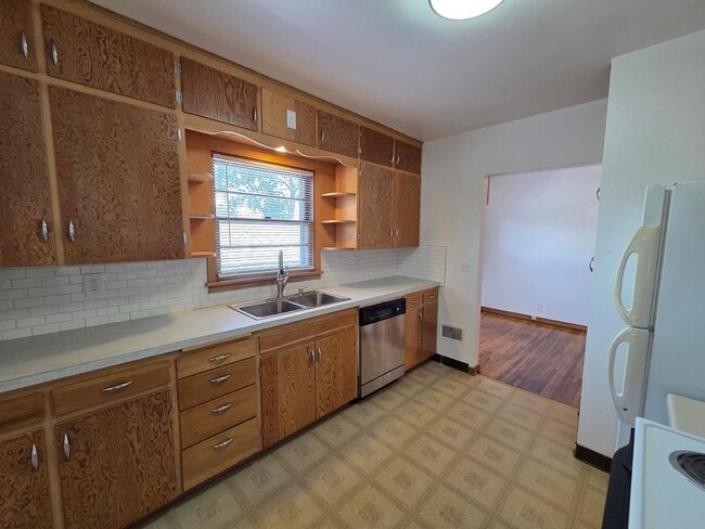 Building Photo - 4 Bedroom remodeled House Cedar Falls