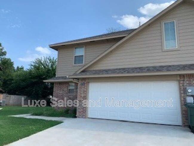 Building Photo - 2024 Buena Vida Ln