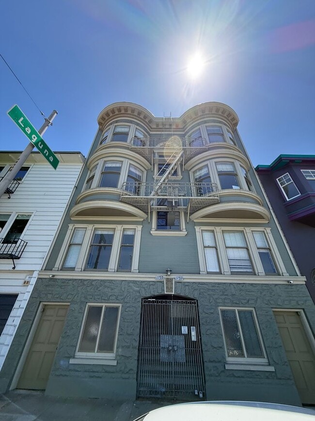 Building Photo - Charming Updated Top Floor 2BR/1BA Marina Apartment w/ Golden Gate Bridge Views! AMSI