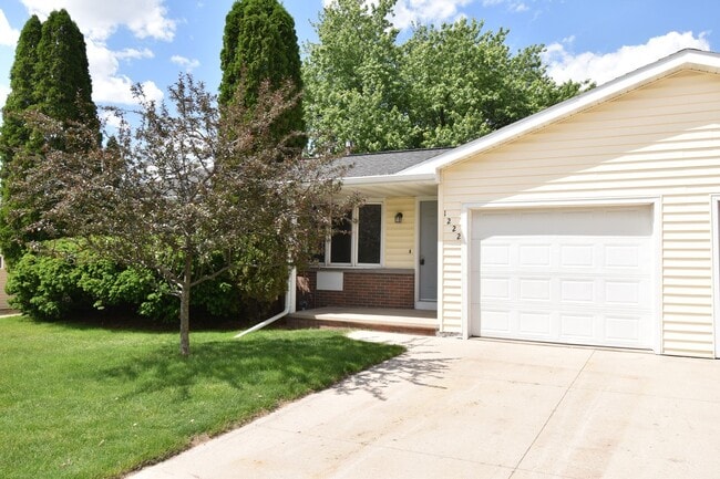 Building Photo - Charming Home with Garage and Yard! PETS WELCOME