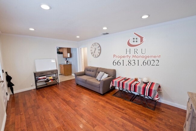 Building Photo - 4 Bed- 2 bath house