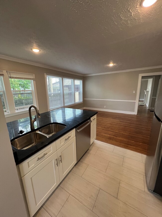 Photo - 216 E 49th St