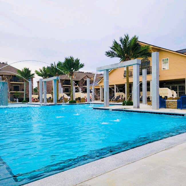 Resort Pool - Fountaine Bleau Central Landing Rental
