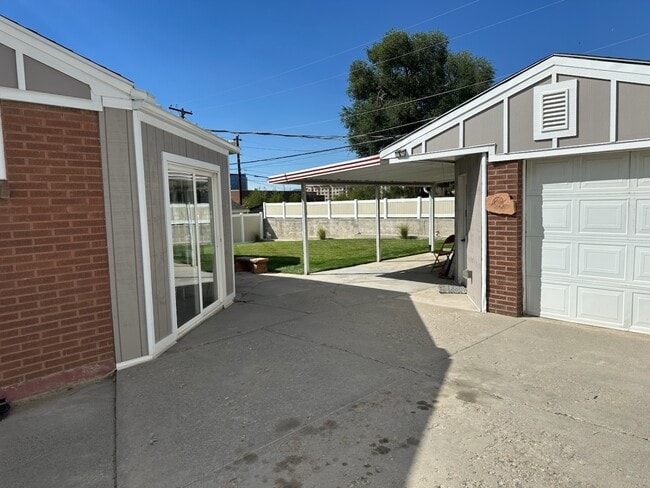 Garage / Sunroom