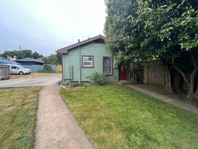 Building Photo - 2211 Spring St Unit B