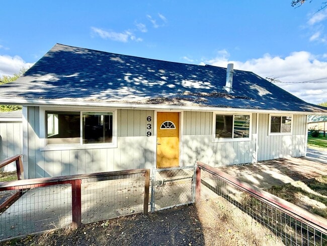 Building Photo - Charming and low-maintenance 2-bedroom, 1-...